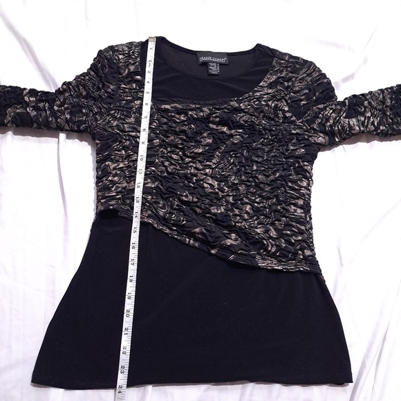 Frank Lyman |Black & gold asymmetrical crinkled fabric with button detai… - Picture 8 of 10